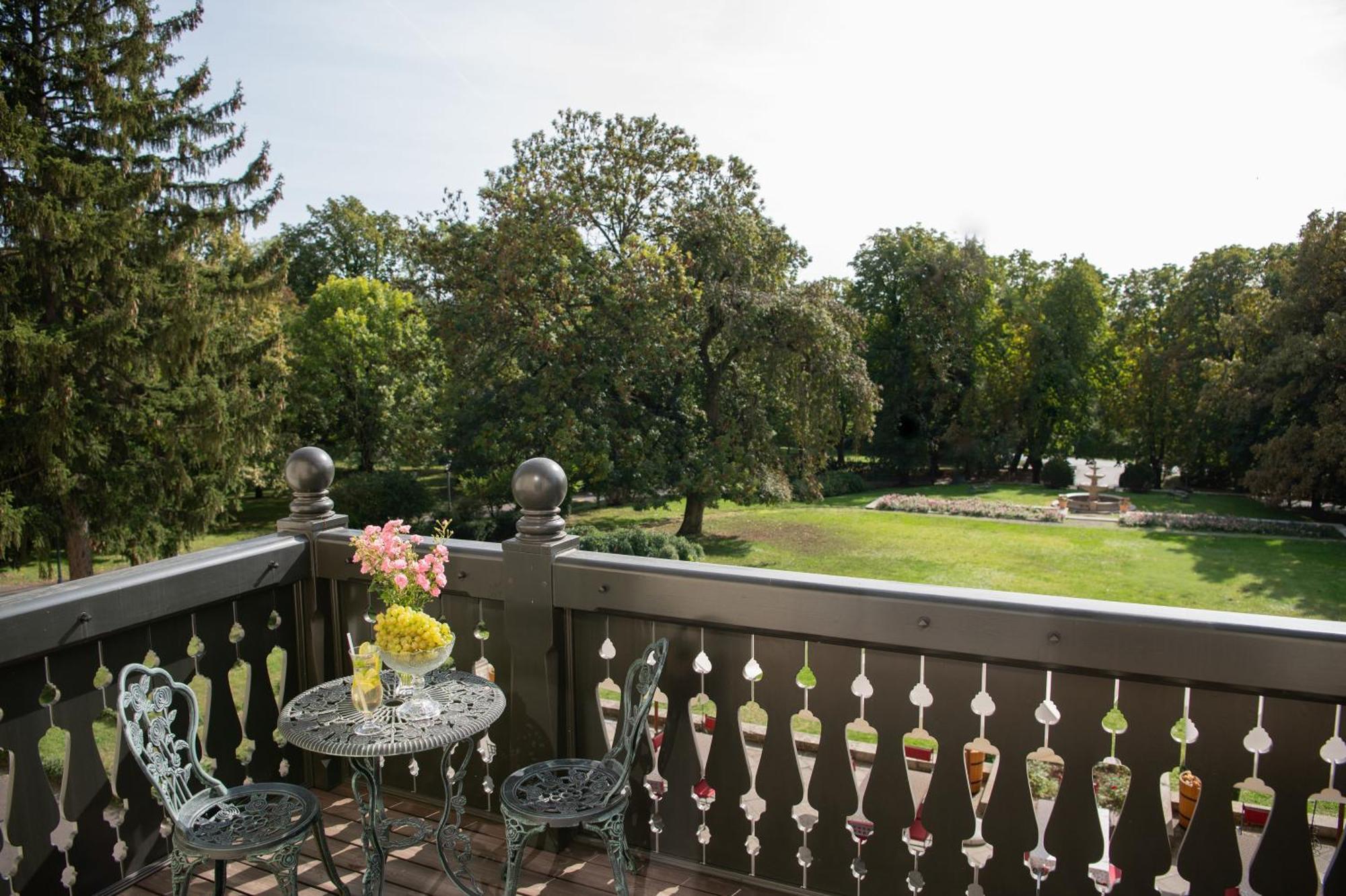 Castle Hotel Grof Degenfeld Superior تاركال المظهر الخارجي الصورة