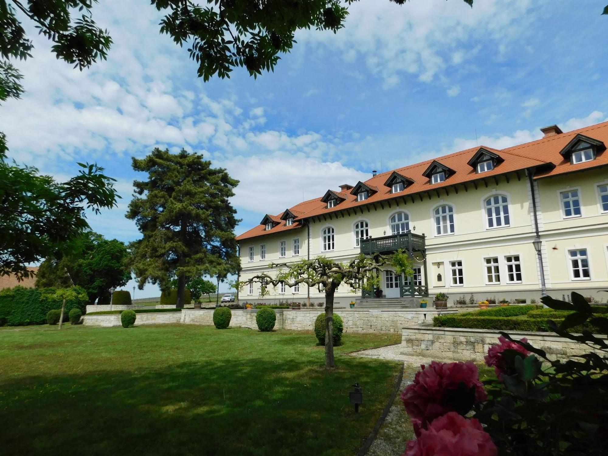Castle Hotel Grof Degenfeld Superior تاركال المظهر الخارجي الصورة