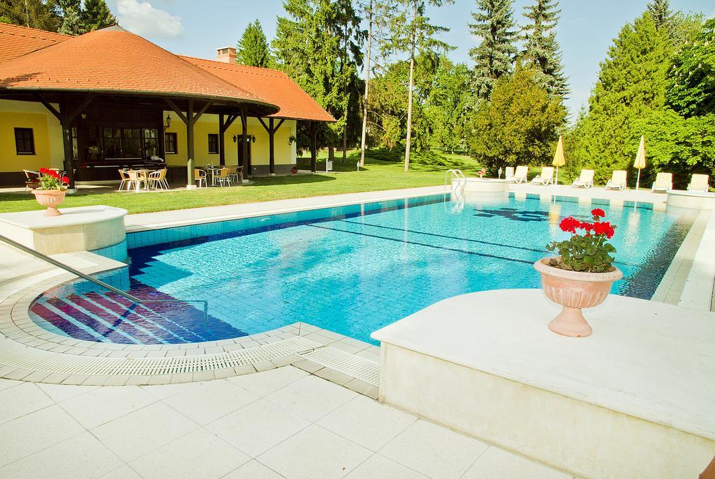 Castle Hotel Grof Degenfeld Superior تاركال المظهر الخارجي الصورة